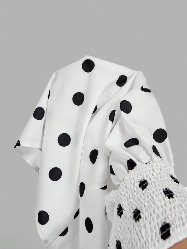 Vestido Corto Blanco Y Negro De Lunares Halter detalle del diseño y la tela.