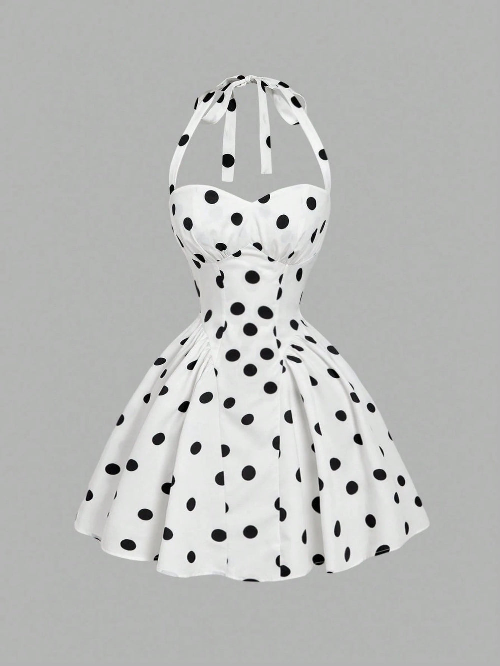 Vestido Corto Blanco Y Negro De Lunares Halter vista frontal con falda campana.
