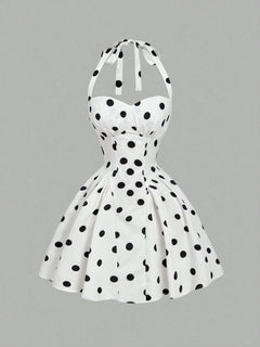 Vestido Corto Blanco Y Negro De Lunares Halter vista frontal con falda campana.
