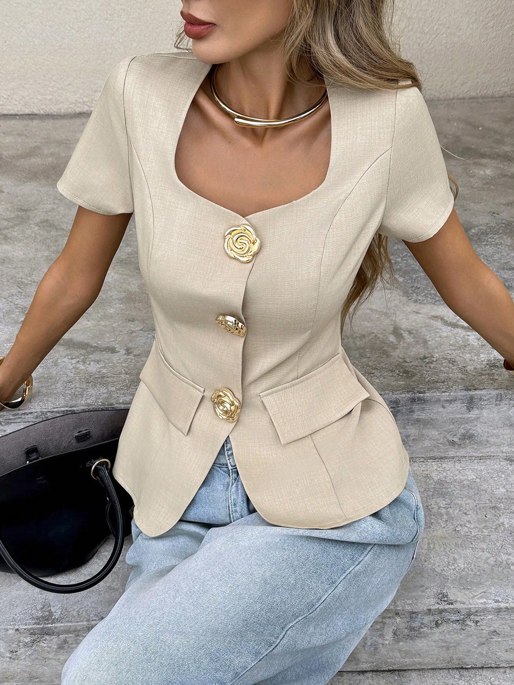 Top albaricoque con botones dorados vista frontal.