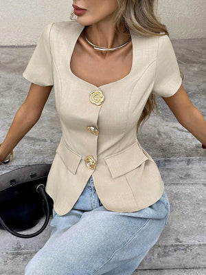 Top albaricoque con botones dorados detalle del escote.