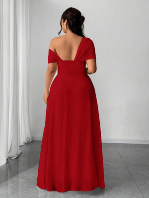 Primer plano del corpiño de un vestido rojo elegante con escote asimétrico y detalle drapeado.