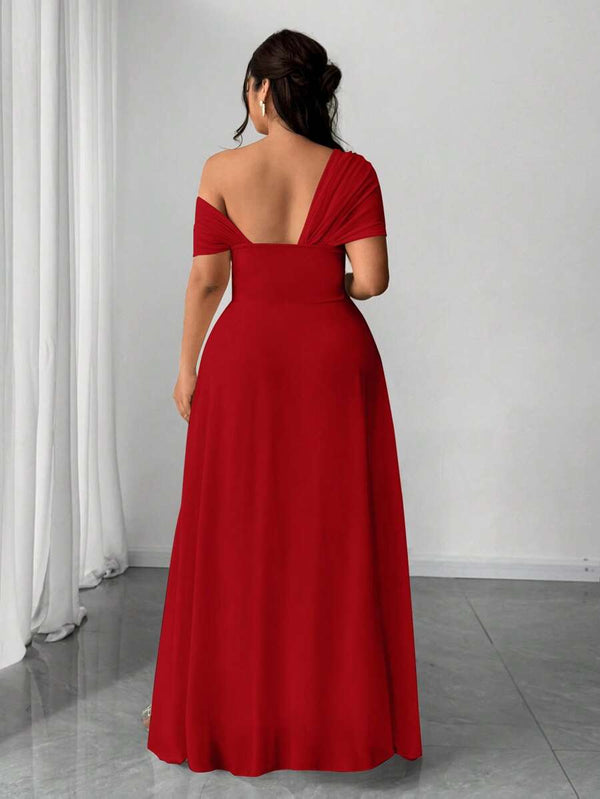 Primer plano del corpiño de un vestido rojo elegante con escote asimétrico y detalle drapeado.