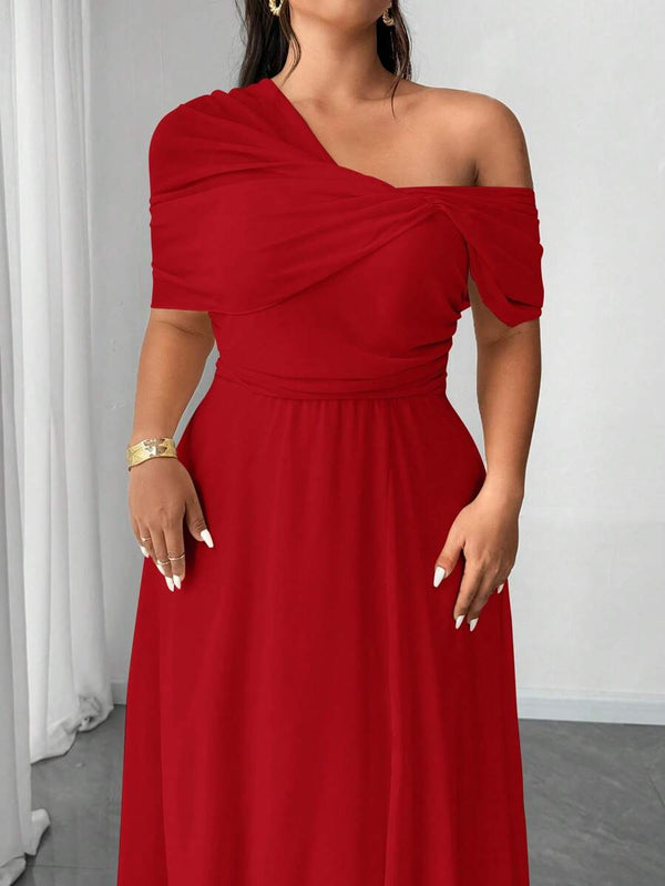 Vista completa de un maxi vestido rojo formal con corte asimétrico, ideal para eventos de noche.