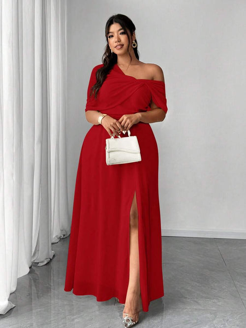 Mujer modelando un vestido rojo largo de fiesta con diseño de un solo hombro y abertura en la pierna.