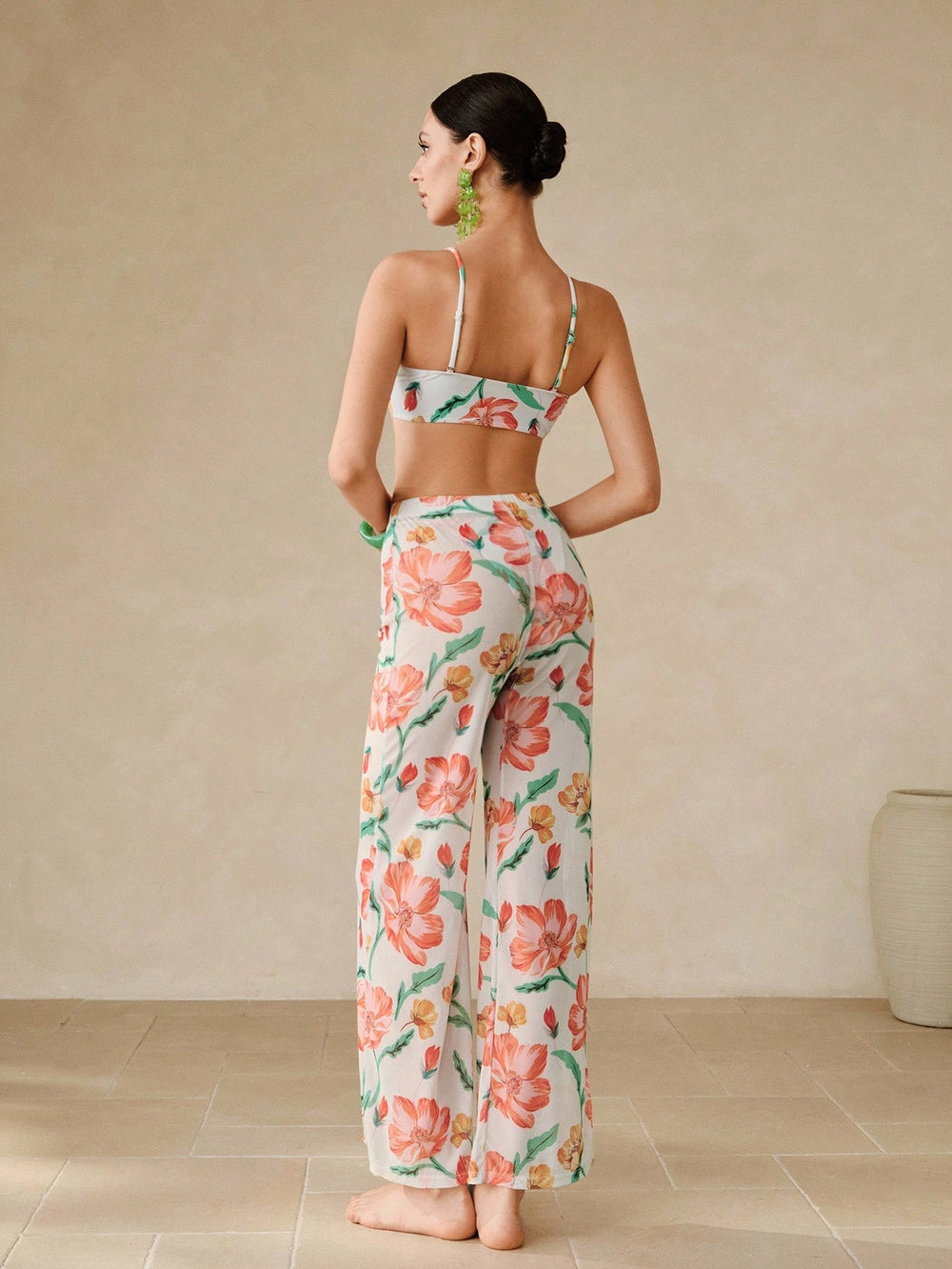 Conjunto De Bikini Floral Multicolor Con Pantalón De Malla en look completo de 3 piezas.