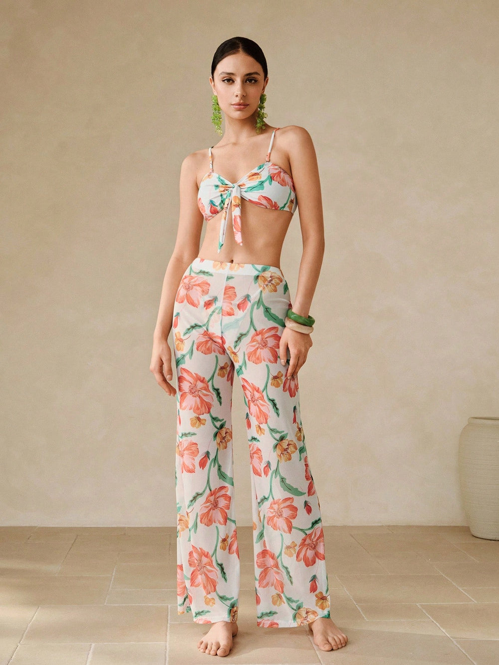Conjunto De Bikini Floral Multicolor Con Pantalón De Malla en look completo de 3 piezas.