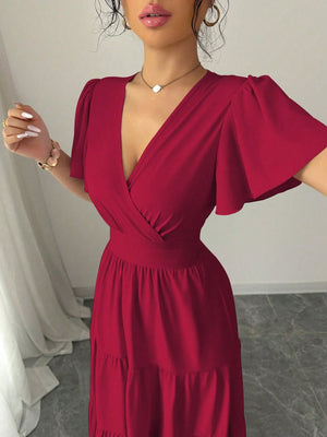 Detalle de escote en V y mangas con volantes – acercamiento