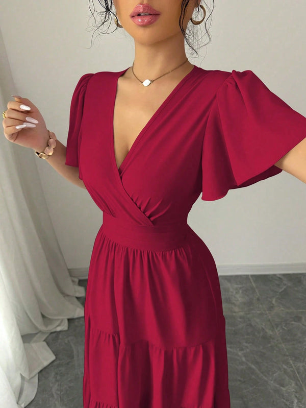 Detalle de escote en V y mangas con volantes – acercamiento