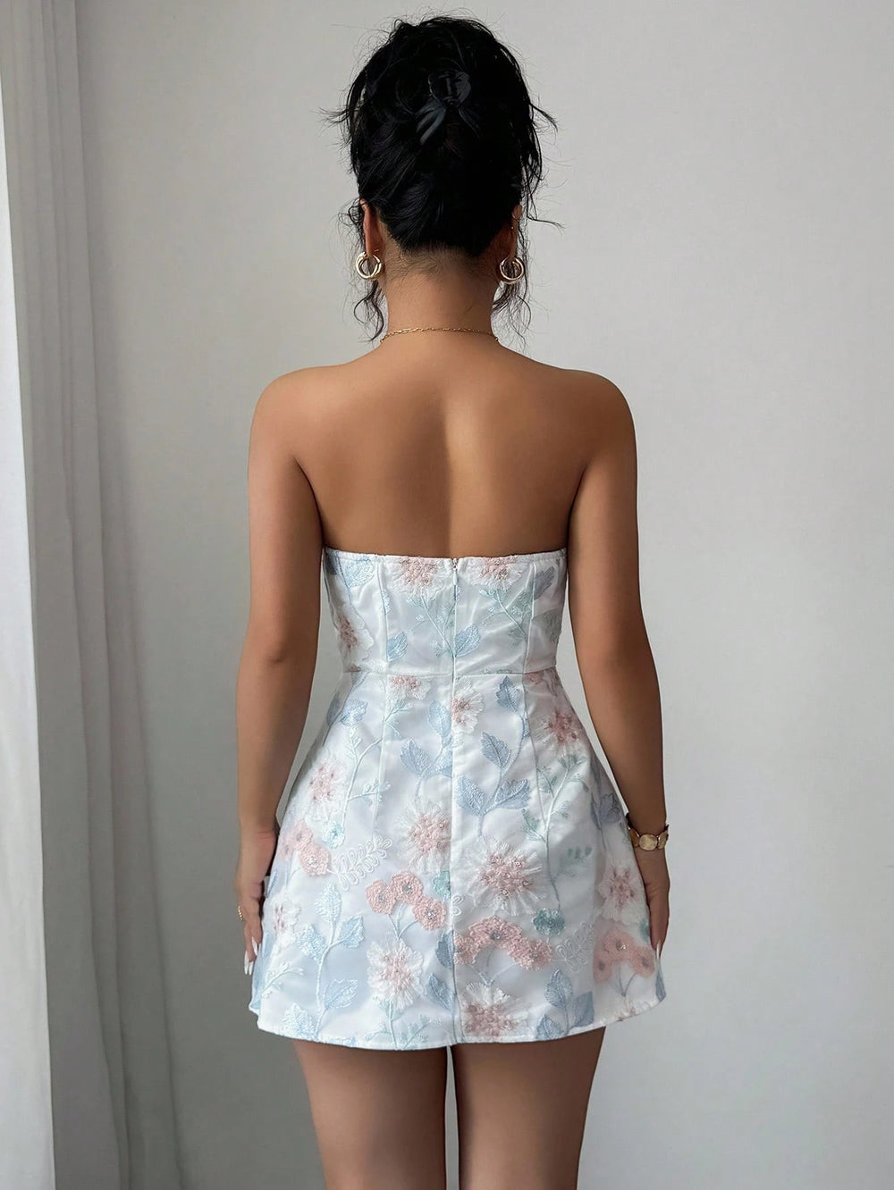 Vestido Corto Elegante Blanco Bordado sin tirantes vista frontal
