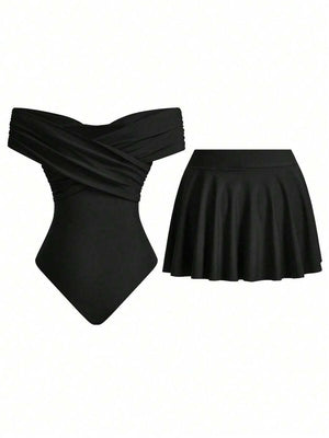 Detalle del escote cruzado y hombros descubiertos del traje de baño negro.