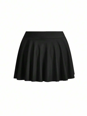 Silueta del traje de baño negro tipo body con corte de pierna media.