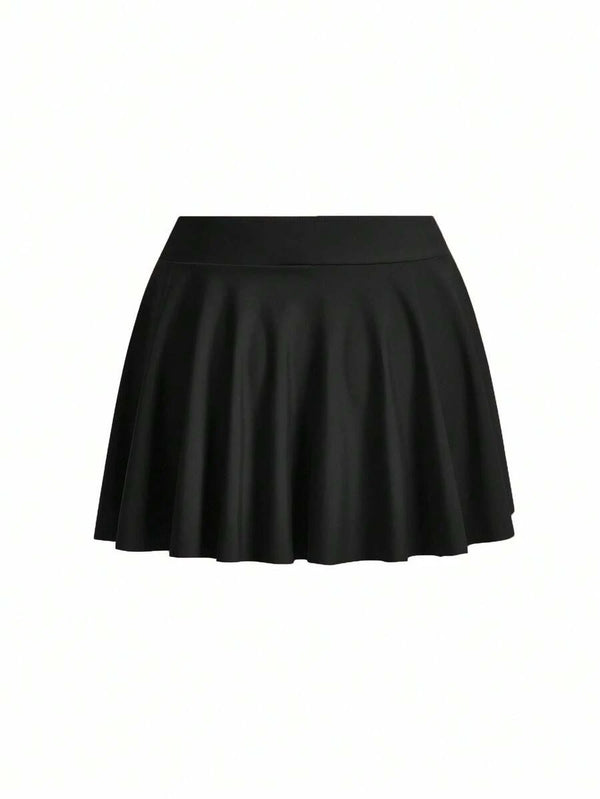 Silueta del traje de baño negro tipo body con corte de pierna media.