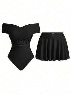 Conjunto de traje de baño negro de dos piezas con bañador de hombros descubiertos y falda corta acampanada, sobre fondo blanco.
