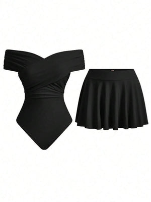 Conjunto de traje de baño negro de dos piezas con bañador de hombros descubiertos y falda corta acampanada, sobre fondo blanco.