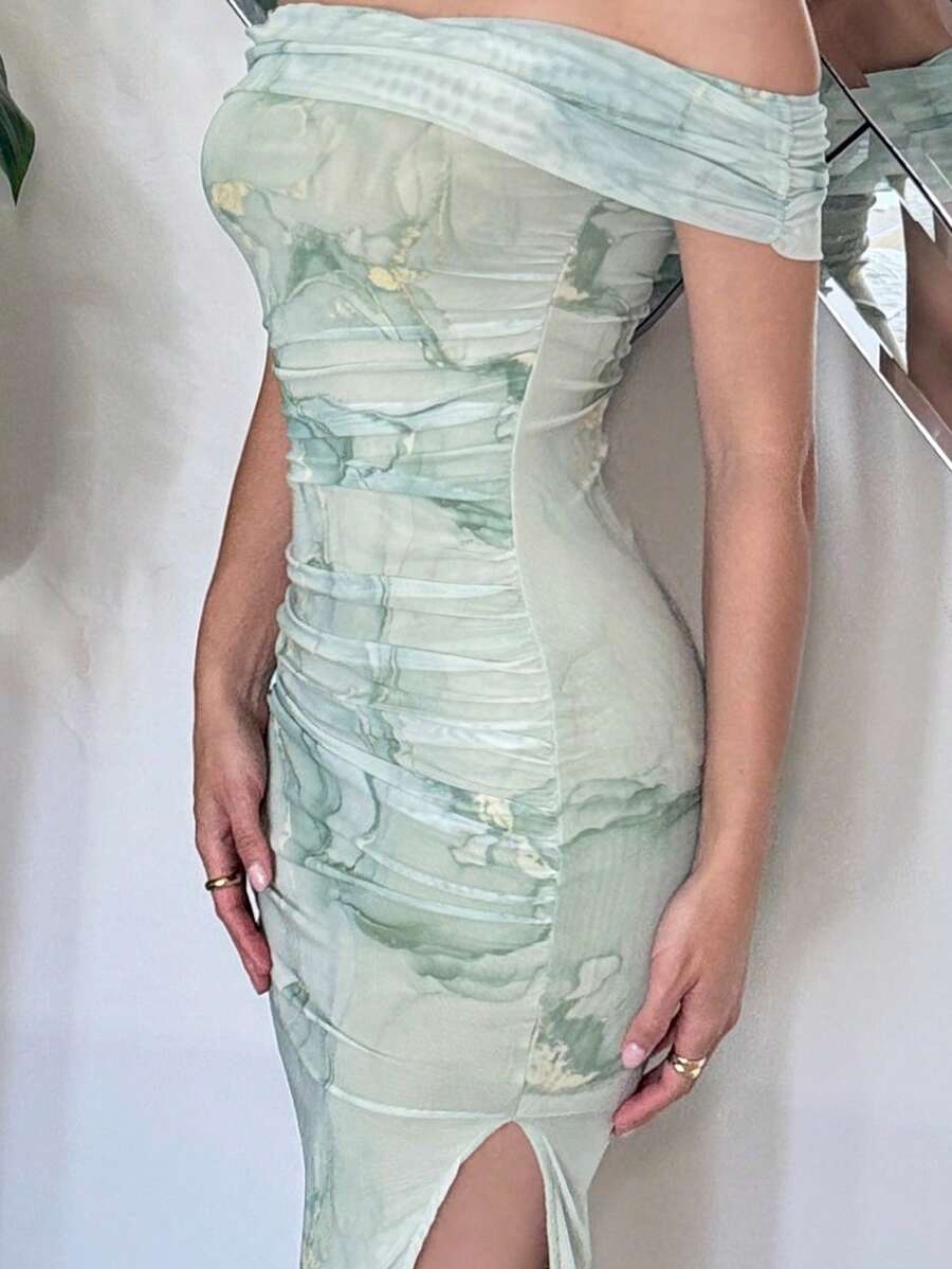 Vista frontal de un vestido largo ajustado con hombros descubiertos y estampado tipo mármol en tonos verde menta.