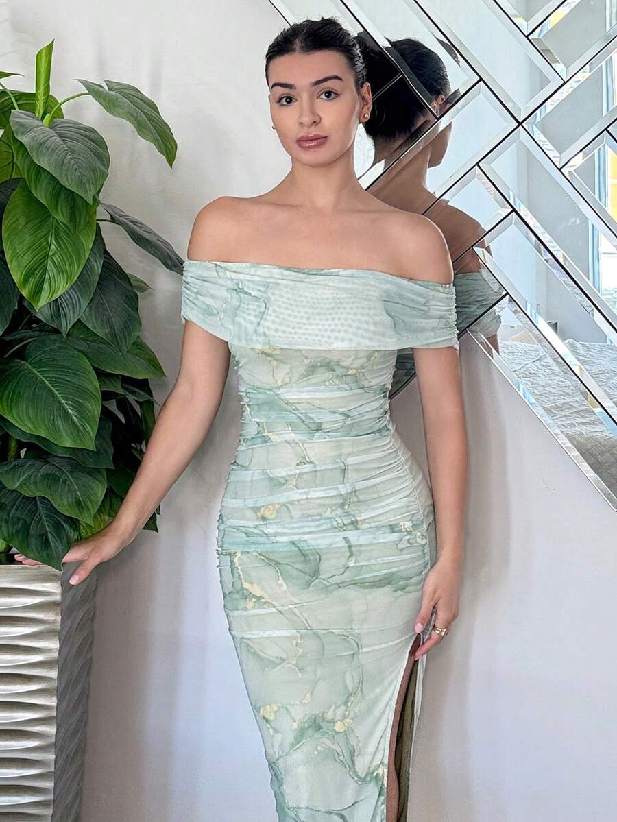Vista frontal de un vestido largo ajustado con hombros descubiertos y estampado tipo mármol en tonos verde menta.