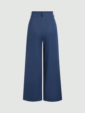 Primer plano de la cintura y el botón de un pantalón elegante azul marino.