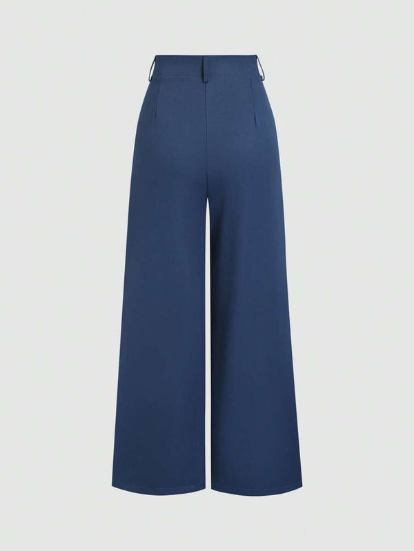 Primer plano de la cintura y el botón de un pantalón elegante azul marino.