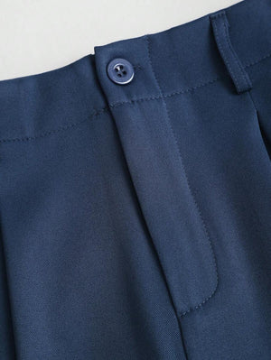Detalle de la pierna ancha y la caída de la tela del pantalón palazzo azul marino.