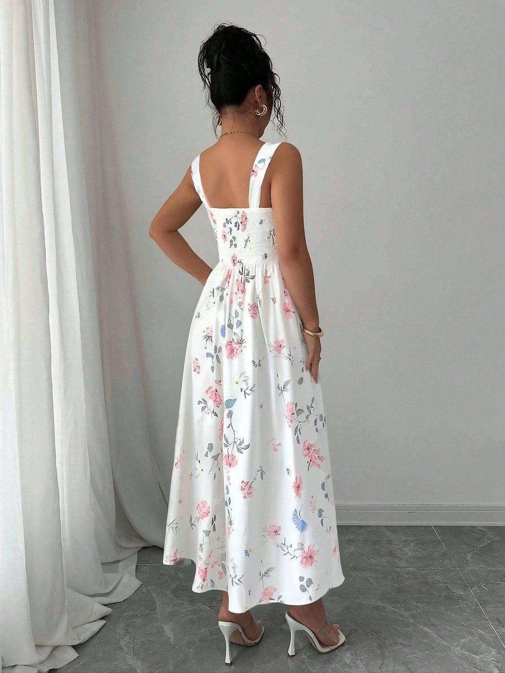 Mujer con vestido bohemio midi floral multicolor de frente