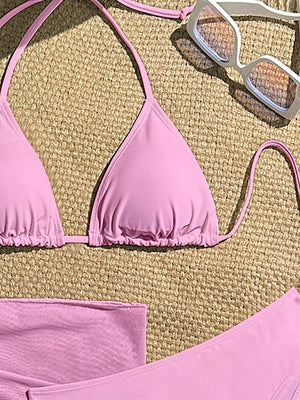 Imagen 4: Detalle de cerca de las copas triangulares del Conjunto De Bikini Rosa.
