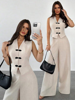 Conjunto elegante de dos piezas en color beige claro.