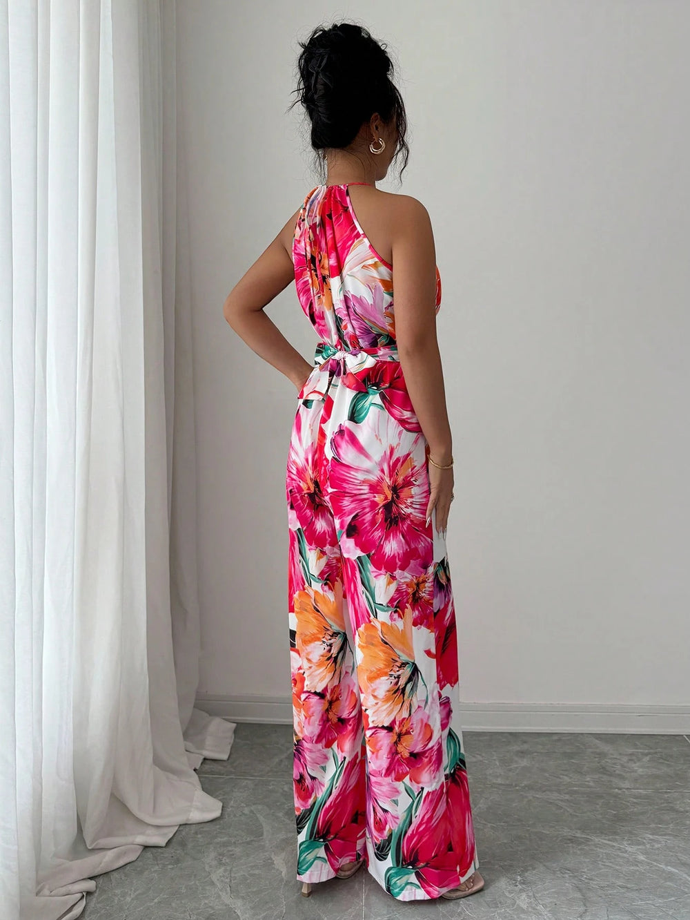 Mono largo multicolor bohemio halter con espalda al aire vista frontal.
