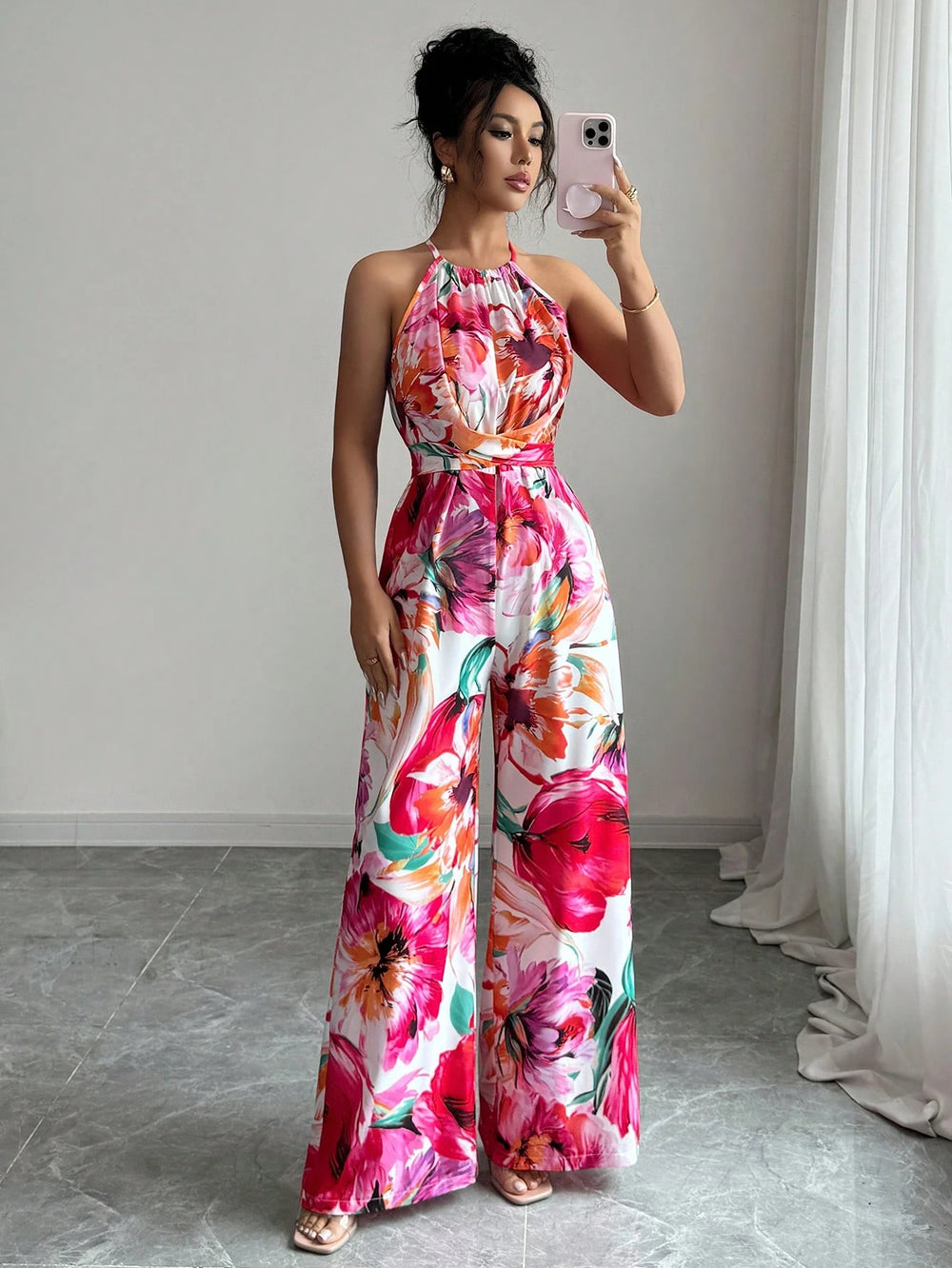 Mono largo multicolor bohemio halter con espalda al aire vista frontal.
