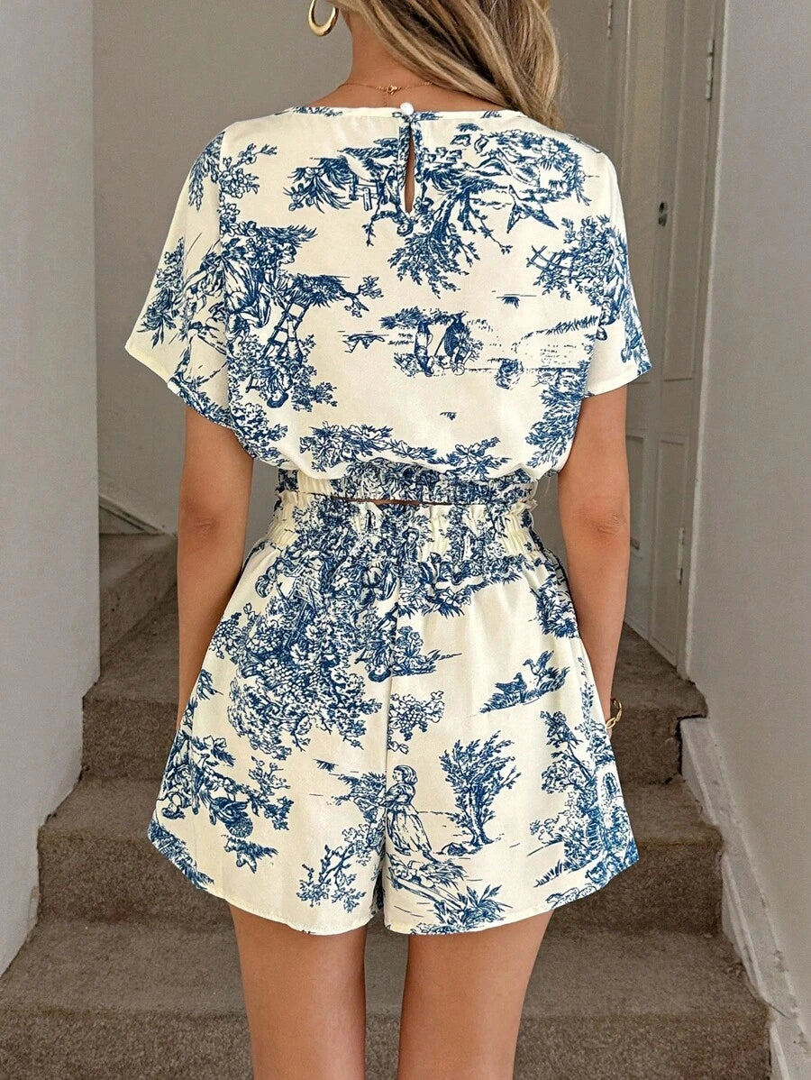 Imagen frontal del conjunto bohemio azul y blanco con estampado de plantas.