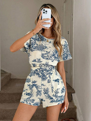 Detalle frontal del conjunto bohemio azul y blanco con estampado de plantas.