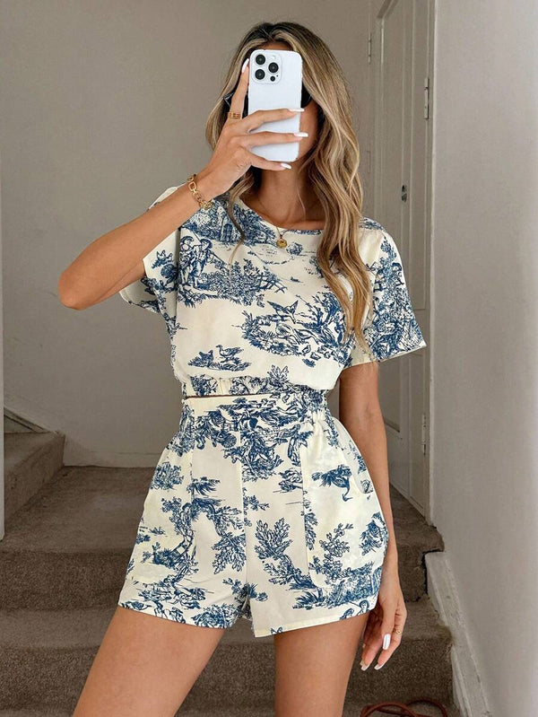 Detalle frontal del conjunto bohemio azul y blanco con estampado de plantas.