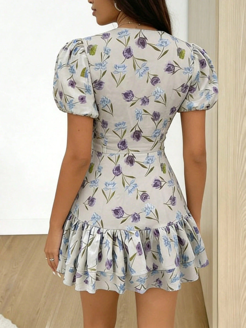 Vestido Gris Elegante A Línea Mini Con Cuello En Contraste Y Volantes frontal
