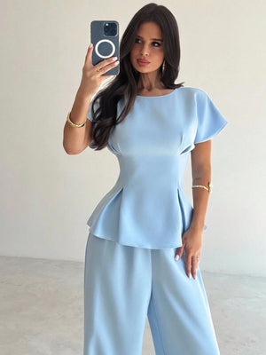 Detalle frontal del conjunto azul con pantalón amplio.