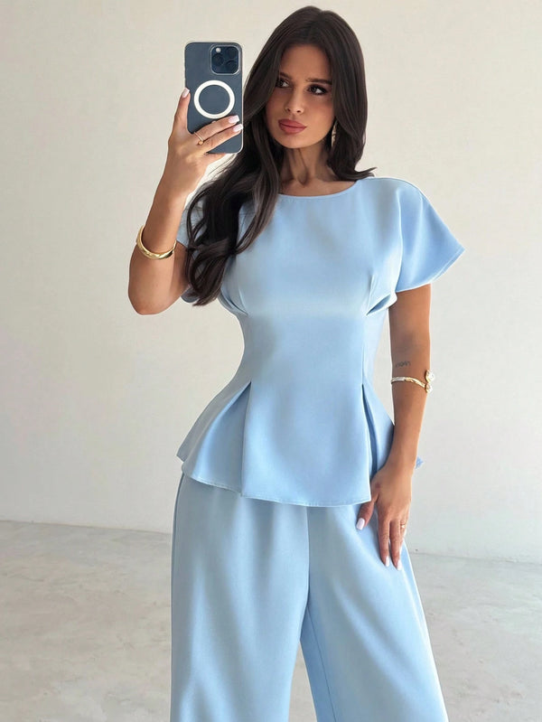 Detalle frontal del conjunto azul con pantalón amplio.