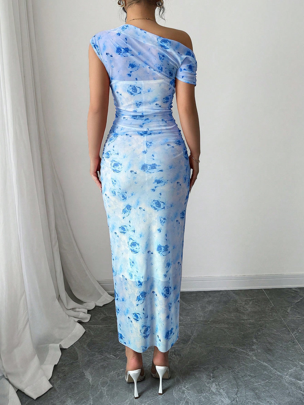 Vestido azul midi elegante con cuello asimétrico vista frontal.