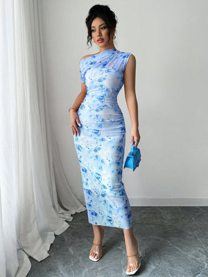 Vestido azul midi elegante con cuello asimétrico completo.