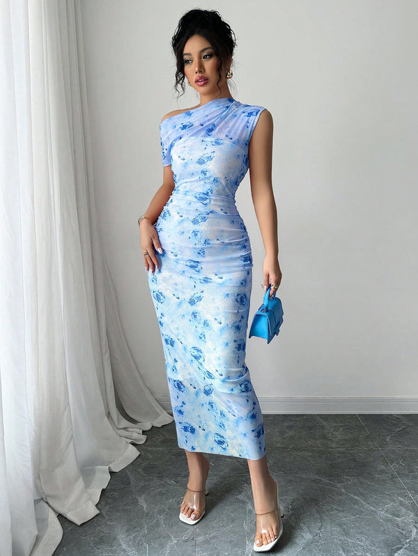 Vestido azul midi elegante con cuello asimétrico completo.