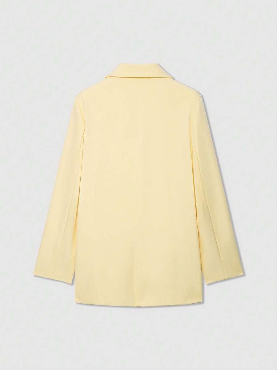 Vista frontal de un blazer amarillo pastel de doble botonadura con solapas de muesca.