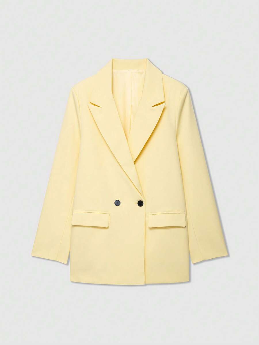 Vista frontal de un blazer amarillo pastel de doble botonadura con solapas de muesca.