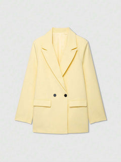 Vista frontal de un blazer amarillo pastel de doble botonadura con solapas de muesca.
