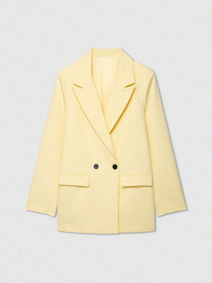 Vista frontal de un blazer amarillo pastel de doble botonadura con solapas de muesca.