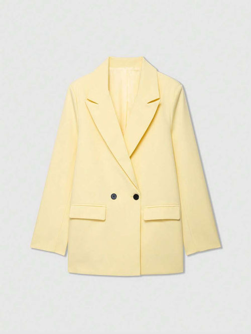 Vista frontal de un blazer amarillo pastel de doble botonadura con solapas de muesca.
