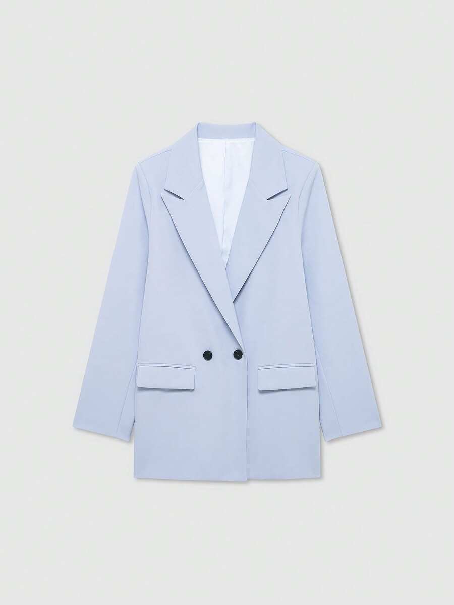 Blazer celeste elegante de doble botonadura visto de frente sobre un fondo blanco.