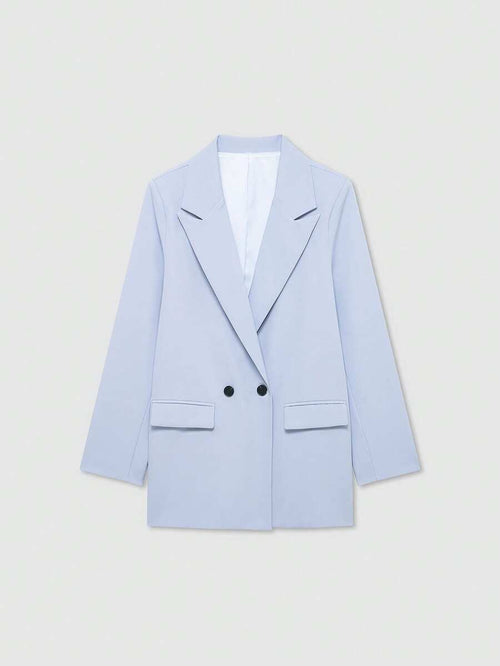 Blazer celeste elegante de doble botonadura visto de frente sobre un fondo blanco.