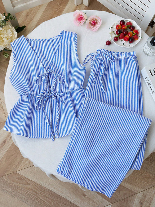 Conjunto casual azul con top y pantalón largo.