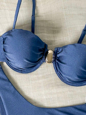 Braguita de bikini azul marino estilo cheeky de talle bajo y corte alto.