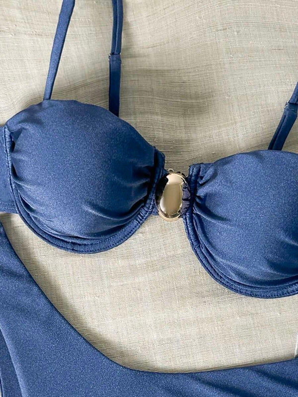 Braguita de bikini azul marino estilo cheeky de talle bajo y corte alto.