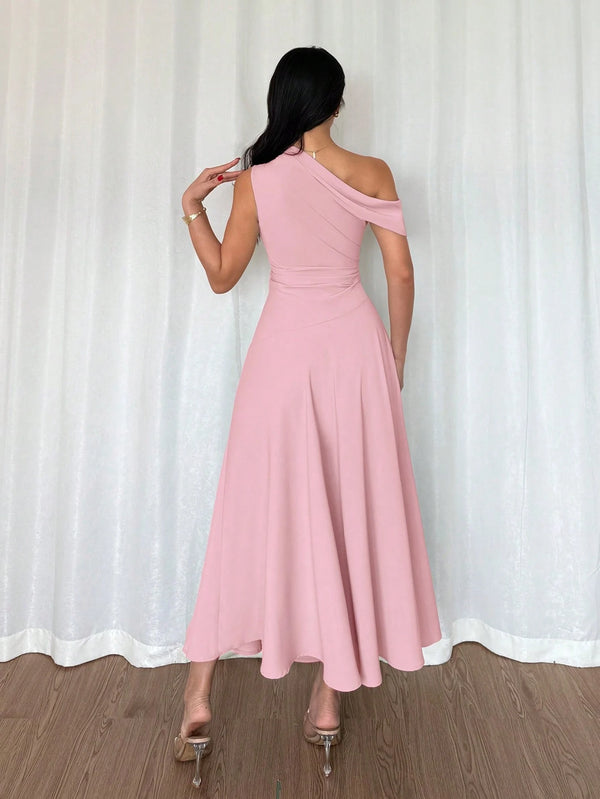Vista trasera vestido rosa largo elegante con corte campana.