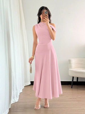 Vestido largo elegante rosa asimétrico frontal.